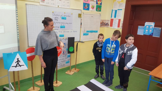 Zachowanie się na przejściu dla pieszych