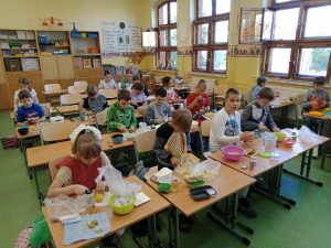 Dzieci przygotowujące sałątkę