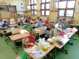 Dzieci przygotowujące sałątkę