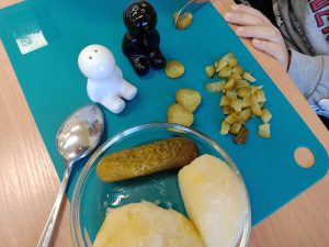 Krojenie produktów na sałatkę