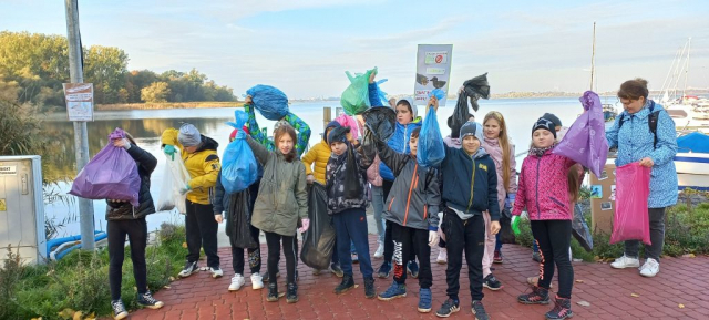 Grupa uczniów z zebranymi śmieciami
