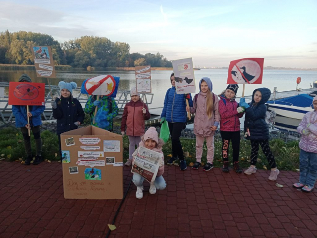 Grupa uczniów z plakatami