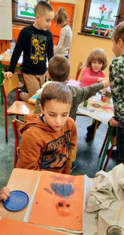 Dzieci rysujące portret