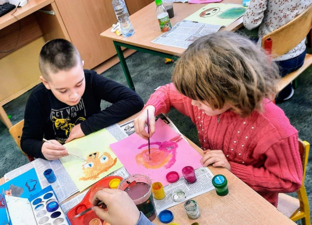 Dzieci rysujące portret