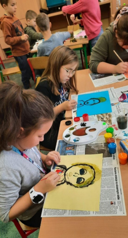 Dzieci rysujące portret