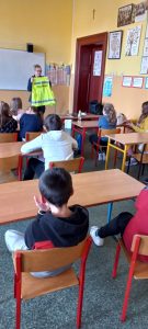 Policjantka pokazująca kamizelkę odblaskową