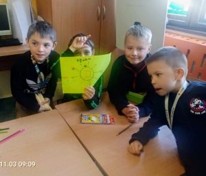 Chłopcy narysowali owoce i warzywa, które zawierają witaminę D.