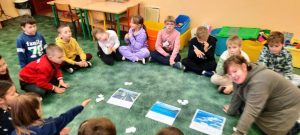 Zabawa dydaktyczna z uczniami - segregowanie pojazdów że względu na miejsce i sposób poruszana się.