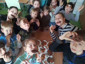 zdjecie grupowe i ciastkami