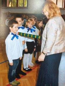 Pani dyrektor pasuje ucznia