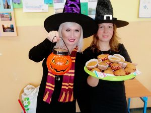 Nauczycielki ze słodyczami dla bawiących się