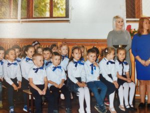 Grupa uczniów z wychowawcami