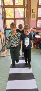 Dzieci ćwiczące zachowanie przed przejściem dla pieszych