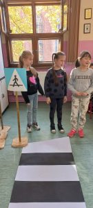 Dzieci ćwiczące zachowanie przed przejściem dla pieszych