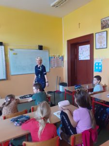 Przemawiająca policjantka