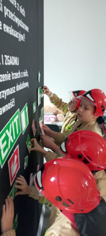 zapoznawanie się ze znakami informacyjnymi