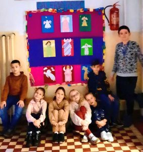 zdjęcie dzieci przygotowujących prace