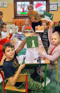 Dzieci w świetlicy wykonały również piękne karteczki świąteczne