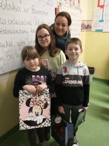 Zdjęcie uczestników konkursu z wychowawczynią