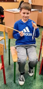 Dziecko grające na instrumencie