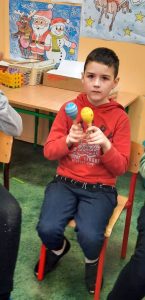 Dziecko grające na instrumencie