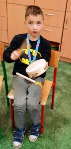Dziecko grające na instrumencie