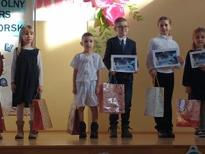 Grupa uczniów z nagrodami