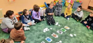 Dzieci dopasowujące śmieci do odpowiednich pojemników