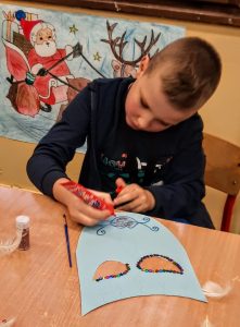 uczeń wykonujący maskę