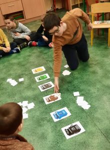 Dzieci dopasowujące śmieci do odpowiednich pojemników
