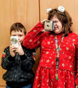 Dziewczynka i chłopiec z aparatem