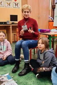 Pani opowiadająca o aparatach