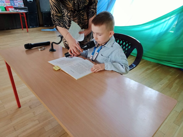 uczeń czytający książkę