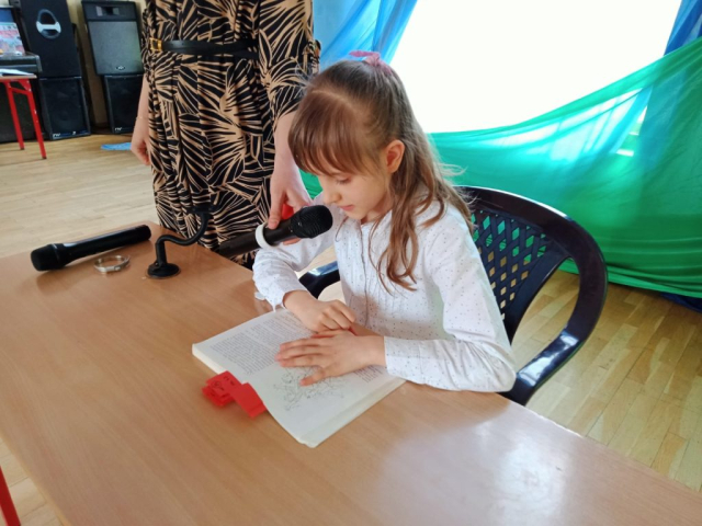 uczeń czytający książkę