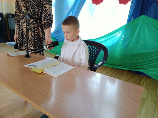 uczeń czytający książkę