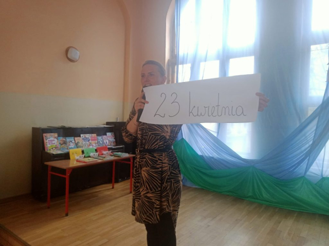 Wychowawczyni trzymająca napis 23 kwietnia