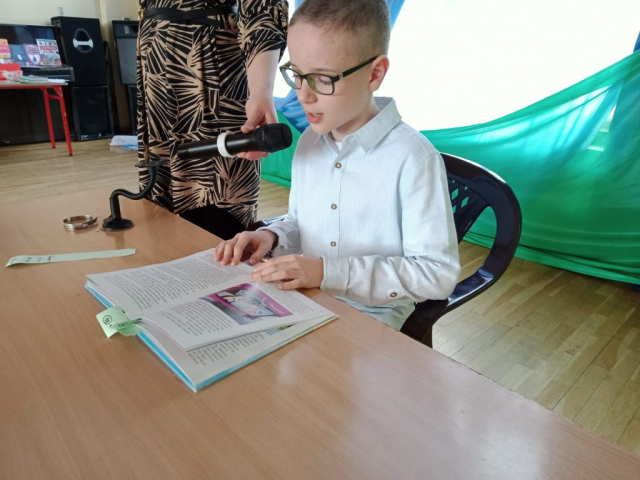 uczeń czytający książkę