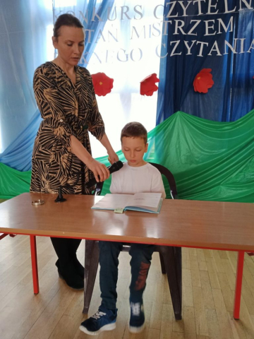 uczeń czytający książkę