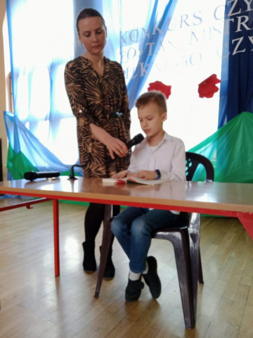 uczeń czytający książkę