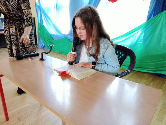 uczeń czytający książkę