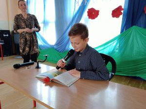 uczeń czytający książkę