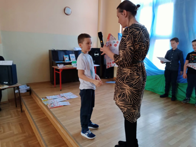 Wręczenie uczniowi dyplomu