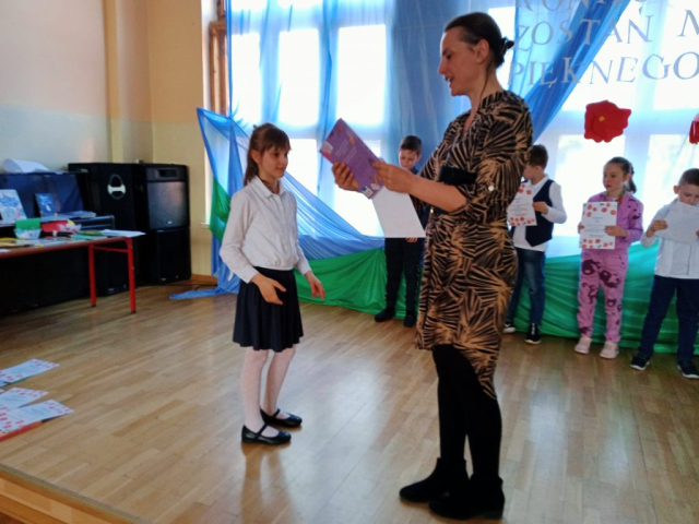 Wręczenie uczennicy dyplomu