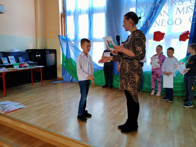 Wręczenie uczniowi dyplomu