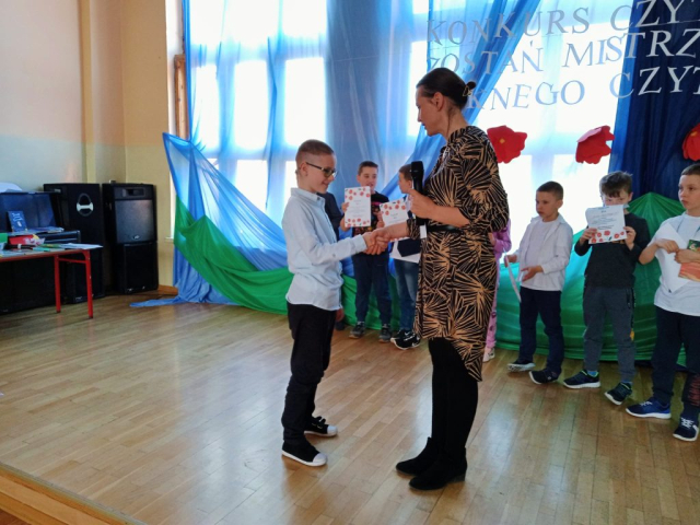 Wręczenie uczniowi dyplomu