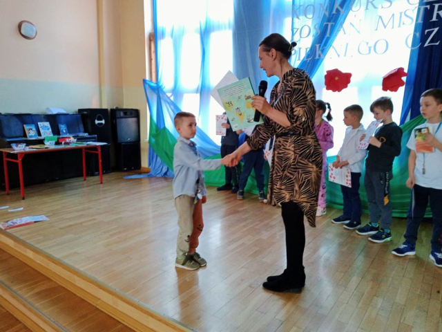 Wręczenie uczeniowi dyplomu