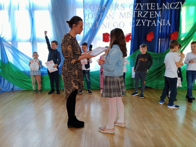 Wręczenie uczennicy dyplomu