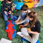 uczniowie składający z klocków rybę