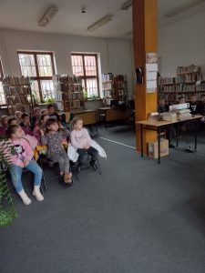uczniowie oglądający prezentacje