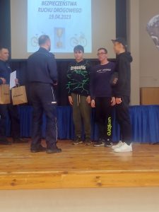 Składanie gratulacji uczniom